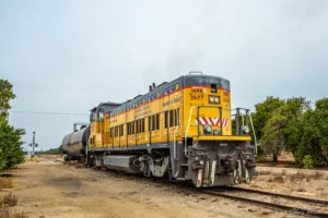 Movie Railroad modern diesel pulling car
