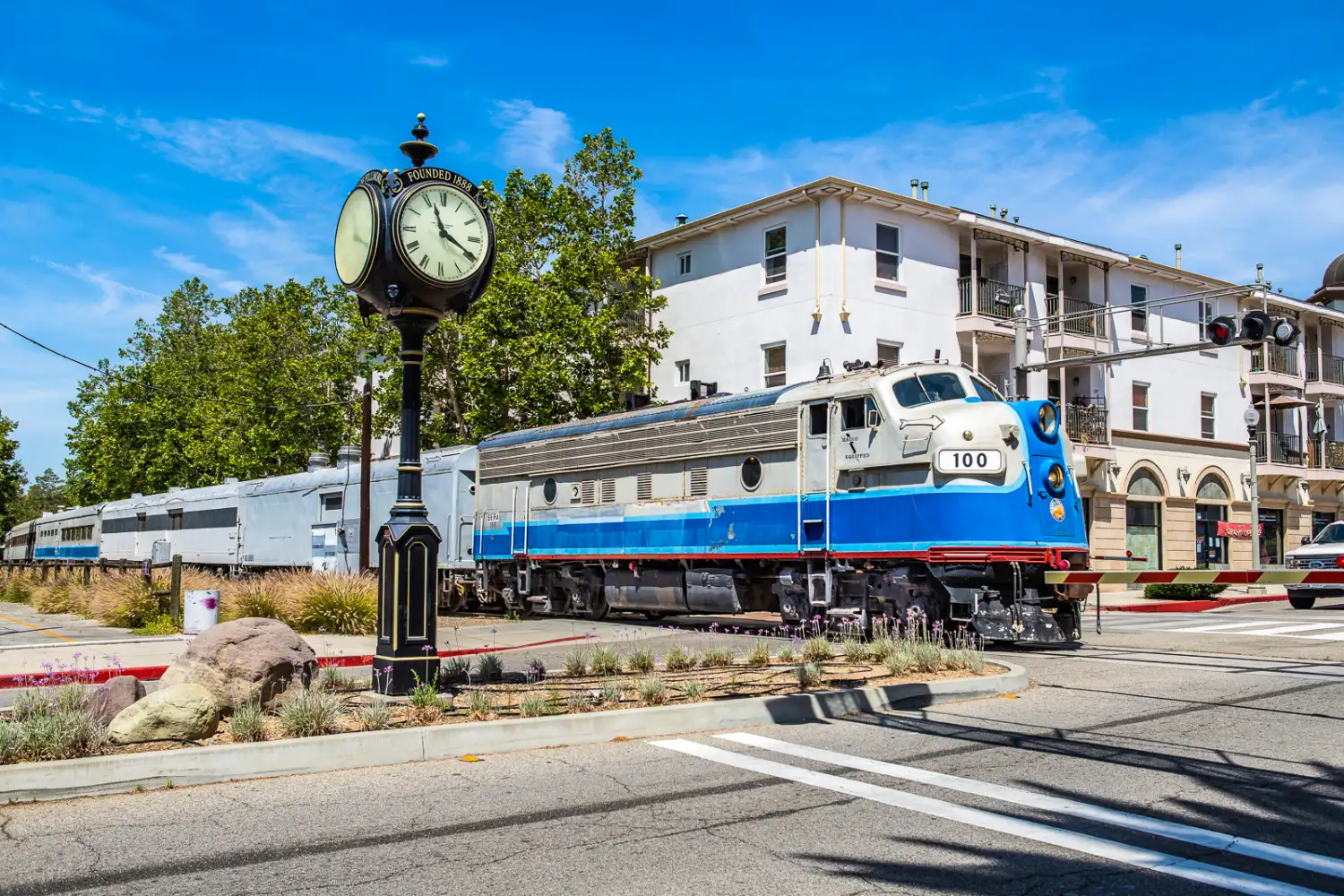 Movie railroad Sierra Northern Ventura Division - Central Ave., Fillmore (MP 424.62)
